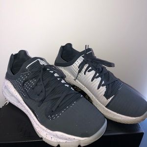 Curry 4 low grey